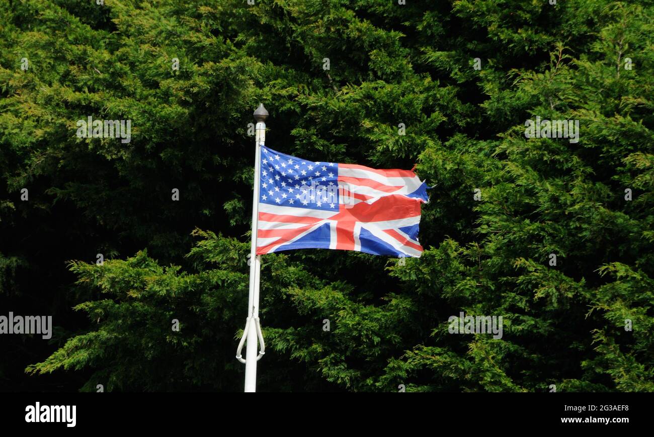 Gespaltene britische/amerikanische Flagge, die in der Nähe von Cheddar, Somerset, England, flog Stockfoto