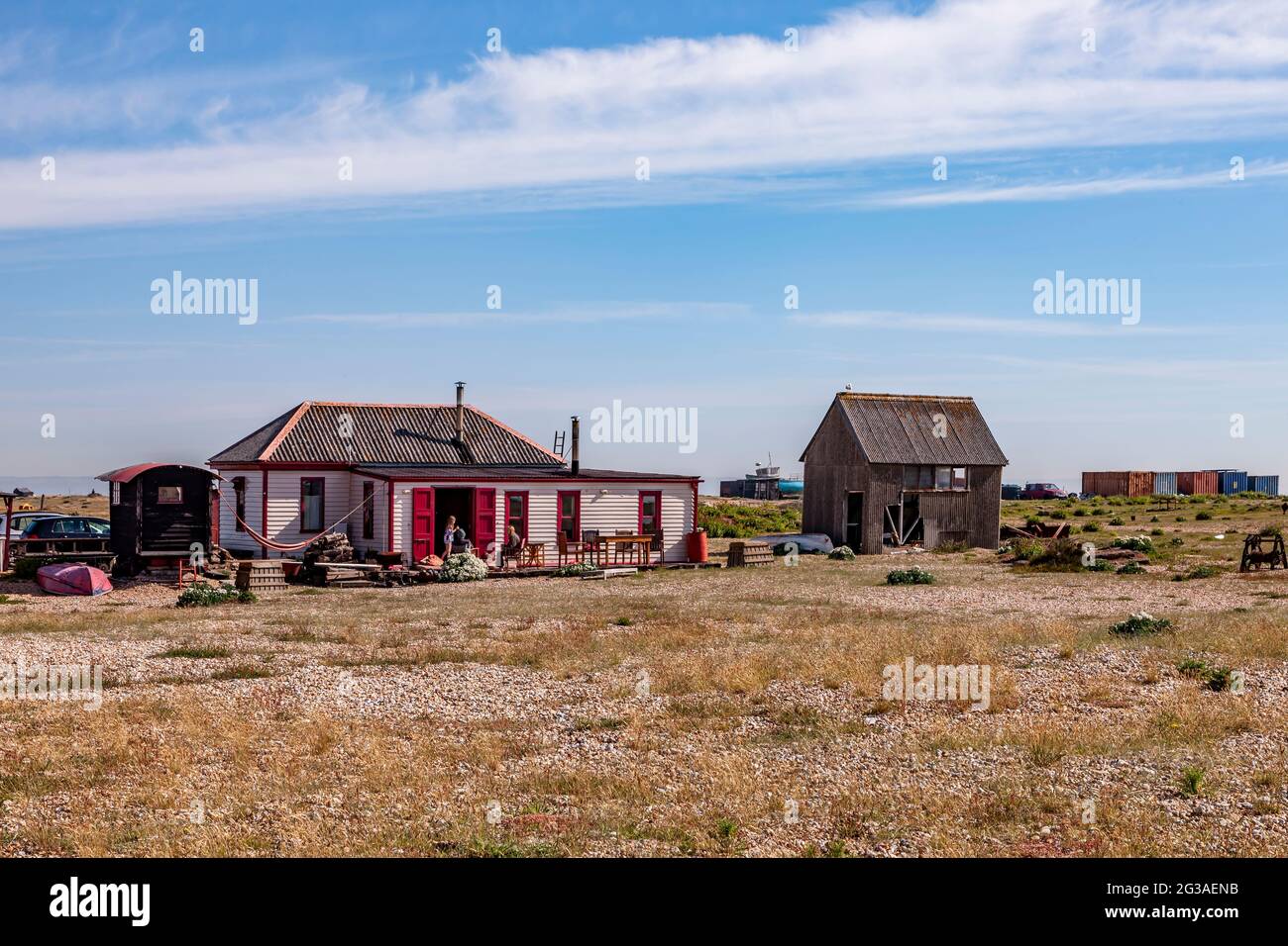 Holzhütte und Asbestschuppen, auf dem Dungeness Estate, Romney Marsh, Kent, England, Großbritannien. Stockfoto