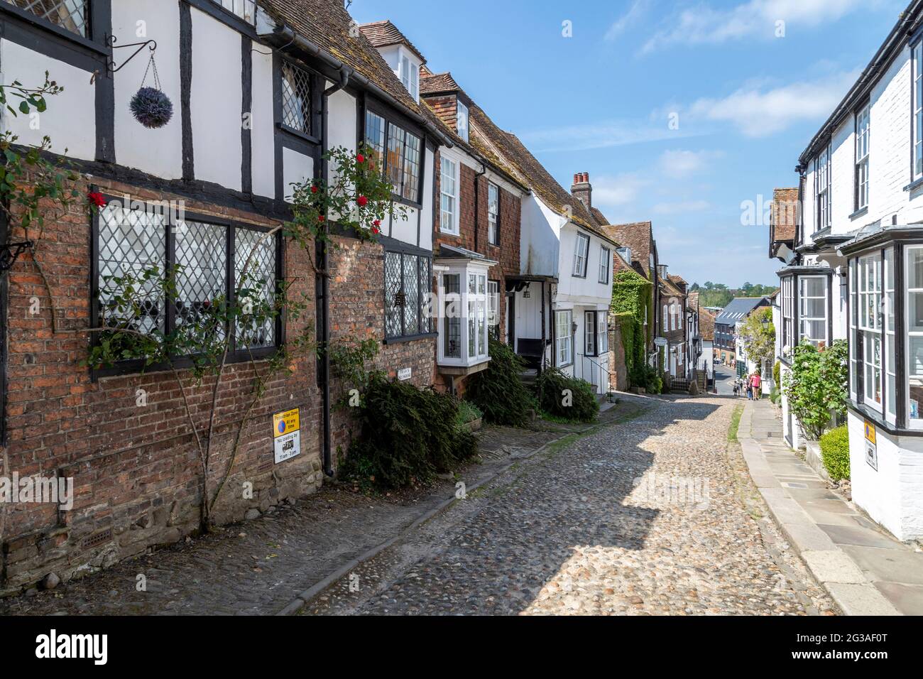 Blick auf eine gepflasterte Mermaid Street Rye, West Sussex, England, Großbritannien. Stockfoto