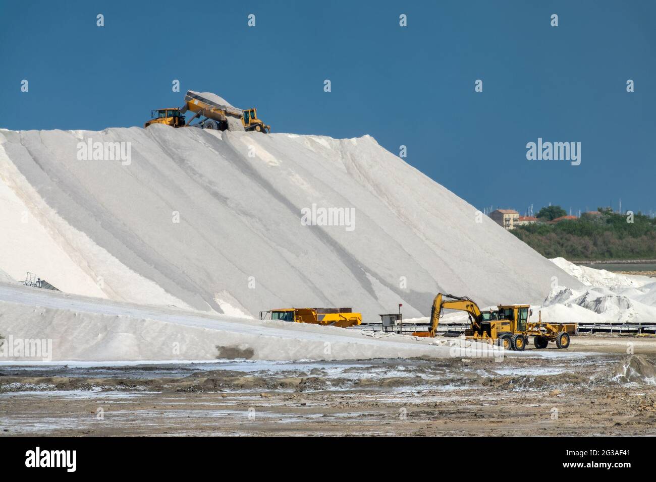 LKW auf einem Salzhaufen in der Saline Salin de Giraud in der Camargue in der Provence, Südfrankreich Stockfoto