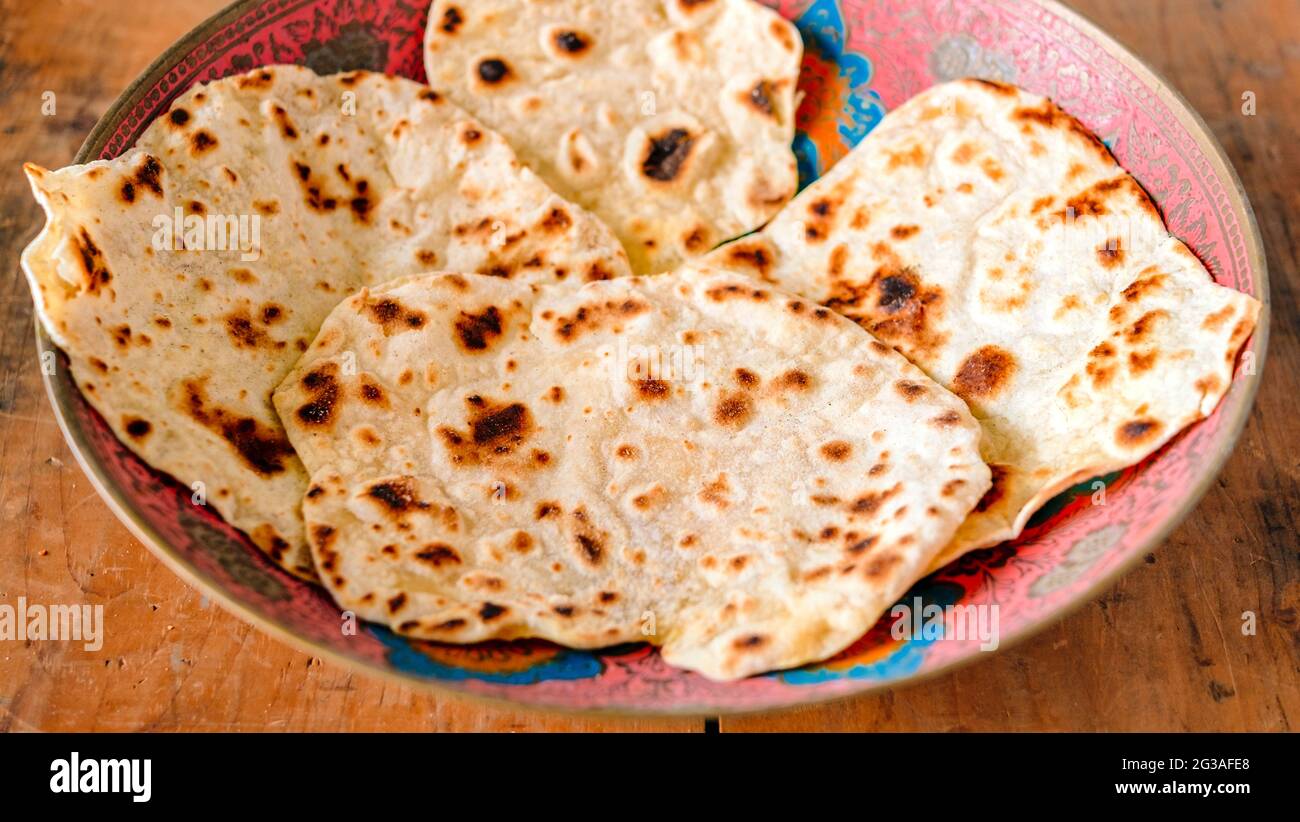 Hausgemachtes Roti-Brot in einem Gericht, fertig zum Serben Stockfoto