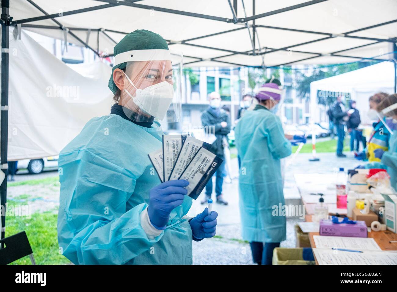 Mailand - Kostenlose Covid-19-Schnellabstriche auf dem Tirana-Platz. Initiative von 'Mailänder Staatlichen hilfsdienst onlus' und Barmherzigkeit von Sant'Ambrogio (Mailand - 2021-05-01, M Stockfoto