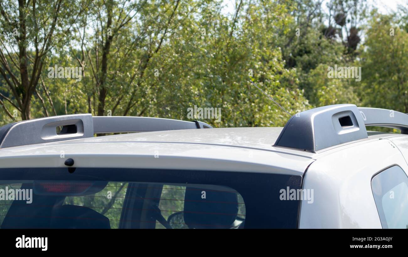 Ein Dachgepäckträger für den Kombi zur Sicherung großer Lasten oder eines Frachtkastens. Anreise mit dem Auto. Teil auf dem Dach des Fahrzeugs installiert Stockfoto