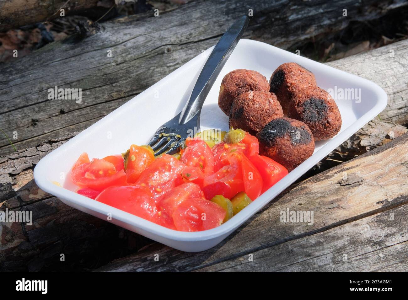 Frische Falafel-Kugeln auf Holzhintergrund, selektiver Fokus. Vegetarisches Gericht. Stockfoto