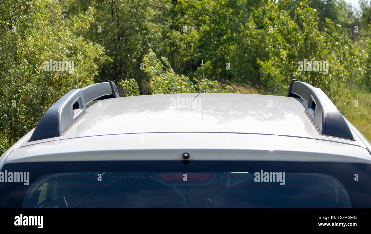 Ein Dachgepäckträger für den Kombi zur Sicherung großer Lasten oder eines Frachtkastens. Anreise mit dem Auto. Teil auf dem Dach des Fahrzeugs installiert Stockfoto