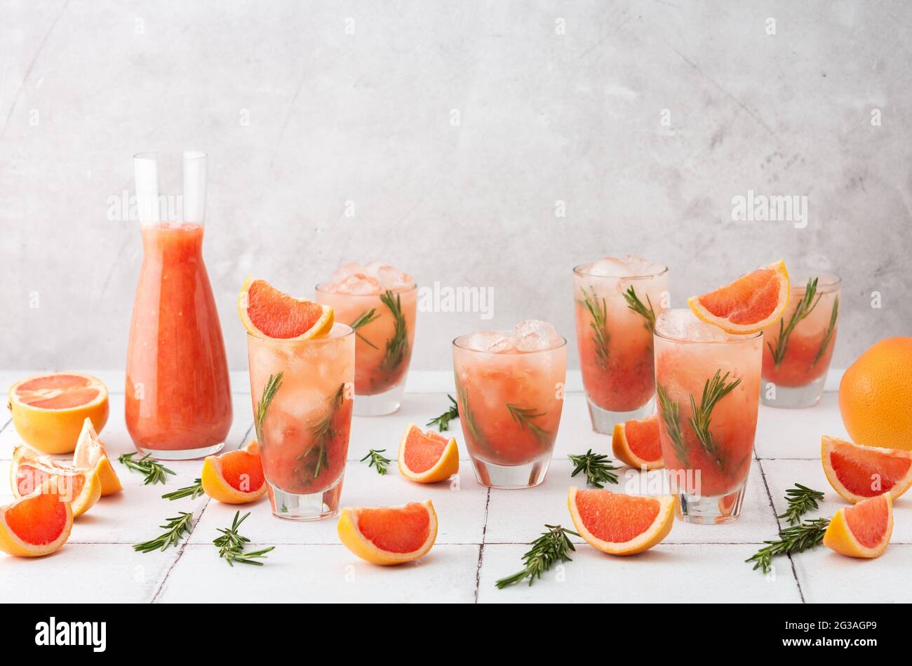 Erfrischender, kalter GrapefruitSmoothie mit Rosmarin und Eis in