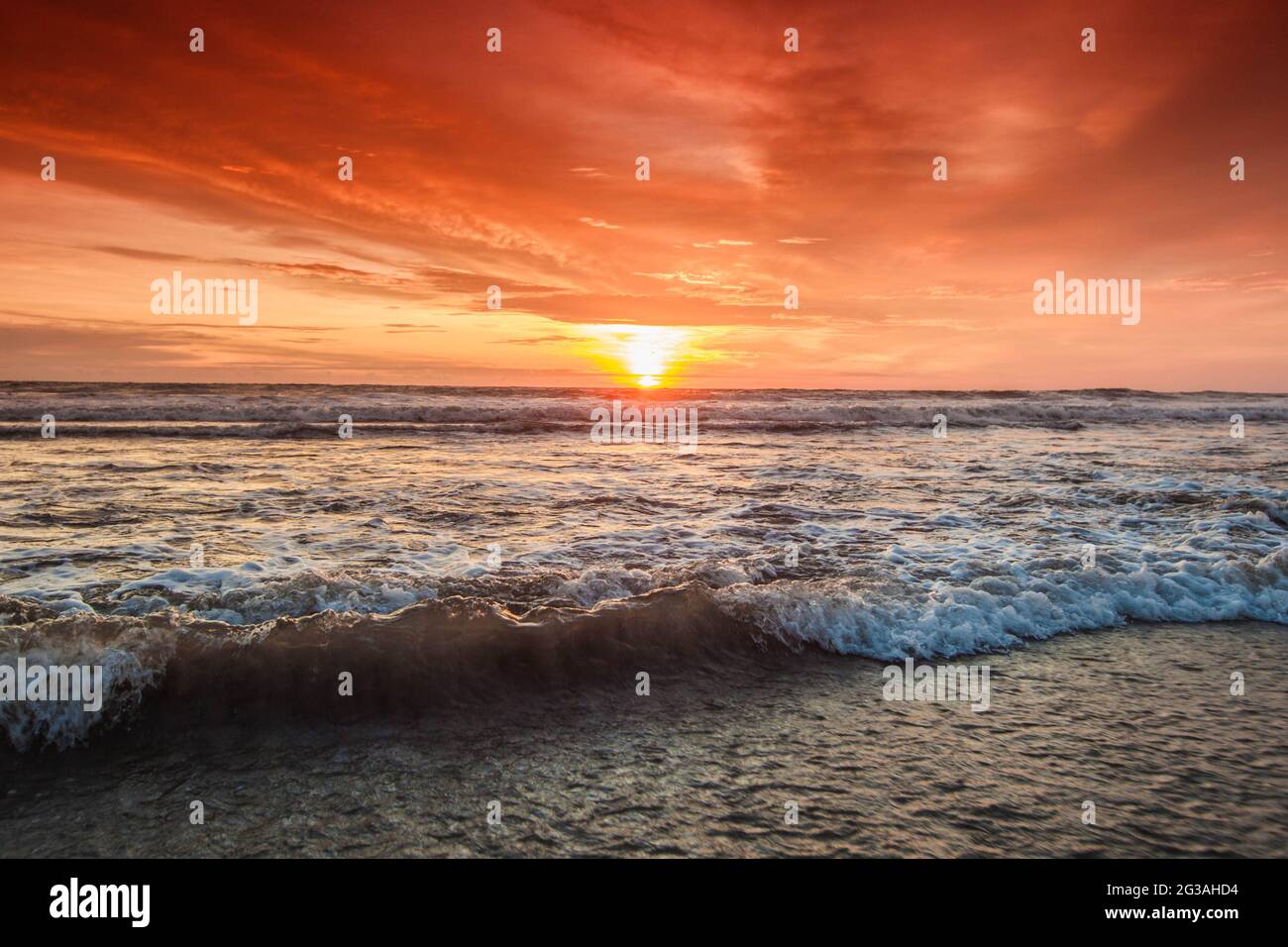 Strahlende Meer Strand Sonnenuntergang Ozean Vawes aus nächster Nähe Stockfoto