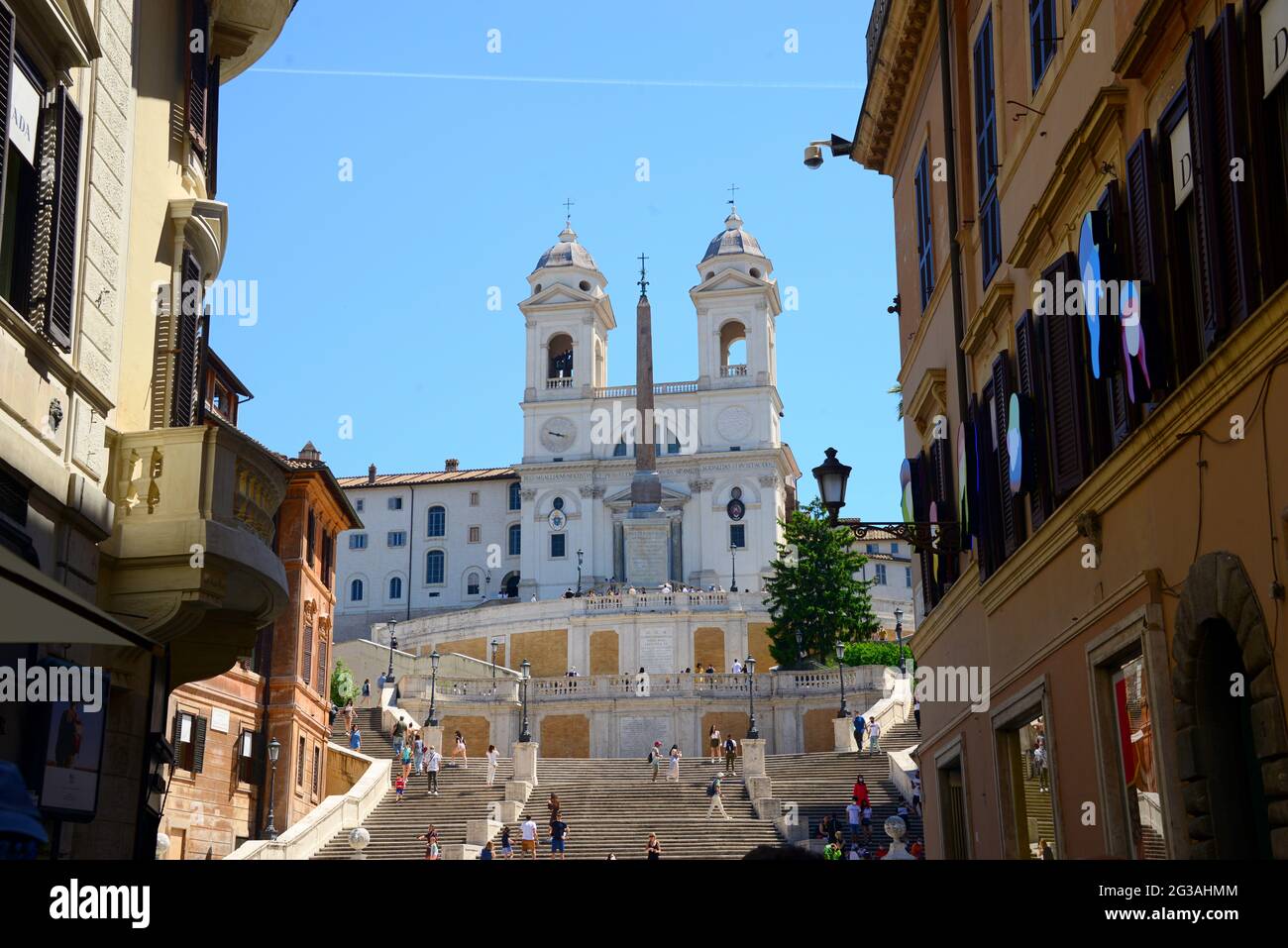 Piazza di Spagna mit der Spanischen Treppe ist die Kirche Trinità dei Monti eine der berühmtesten in Rom. Stockfoto