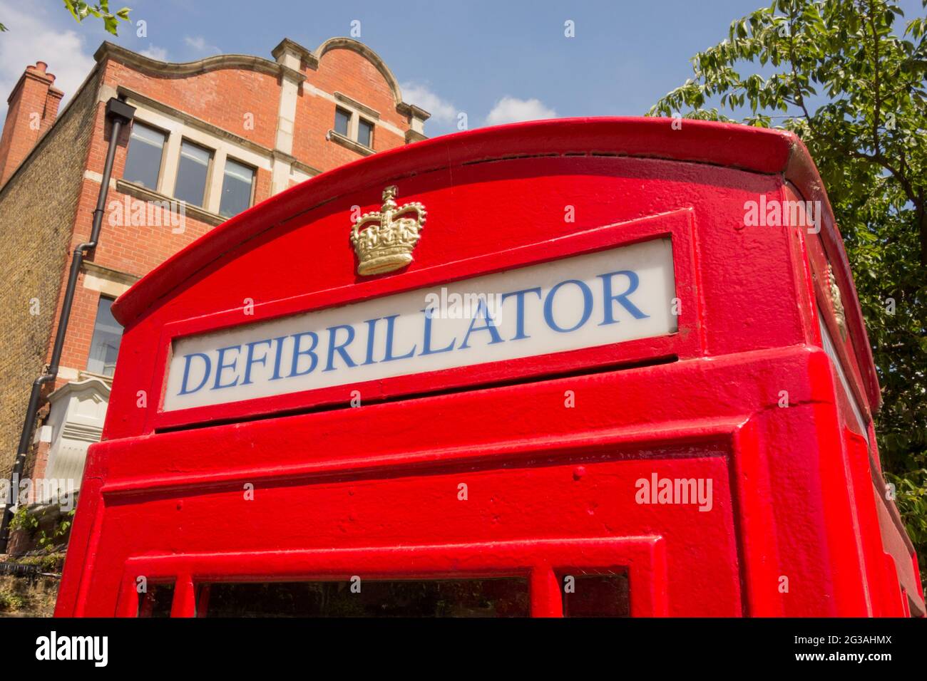 Nahaufnahme der Schilder auf einem öffentlich zugänglichen Defibrillator, der in einer wiederverwendeten Londoner Telefonbox aufbewahrt wird Stockfoto