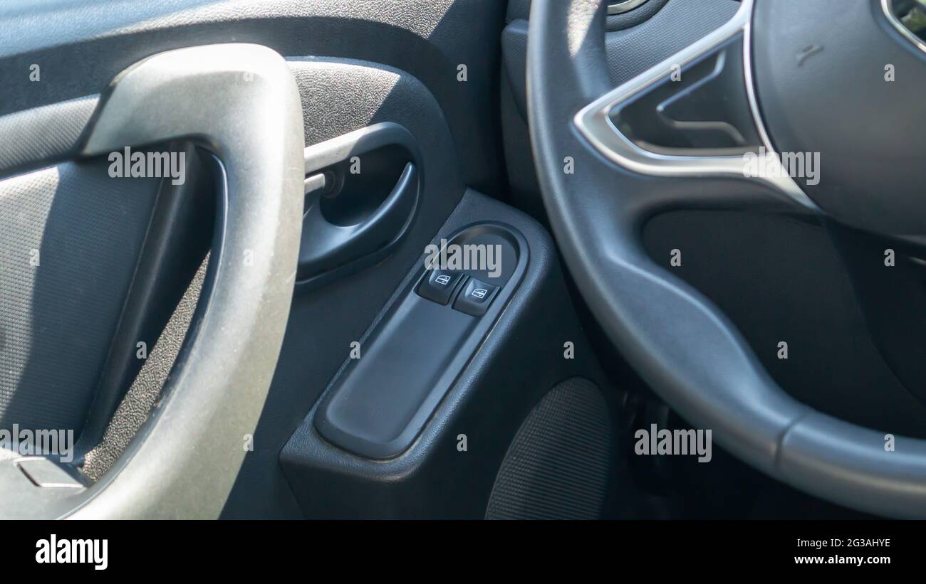 Die Schalter für die elektrische Fensterheber vorn und hinten senken oder schließen die Autoscheiben. Elemente und Bedienelemente der Autoscheiben. Detaillierte Angaben zum Fahrzeug. Inneneinrichtung des t Stockfoto