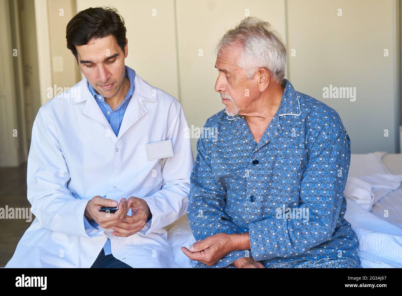 Eine geriatrische Krankenschwester überprüft den Blutzuckerspiegel eines Senioren mit Diabetes auf dem Messgerät Stockfoto