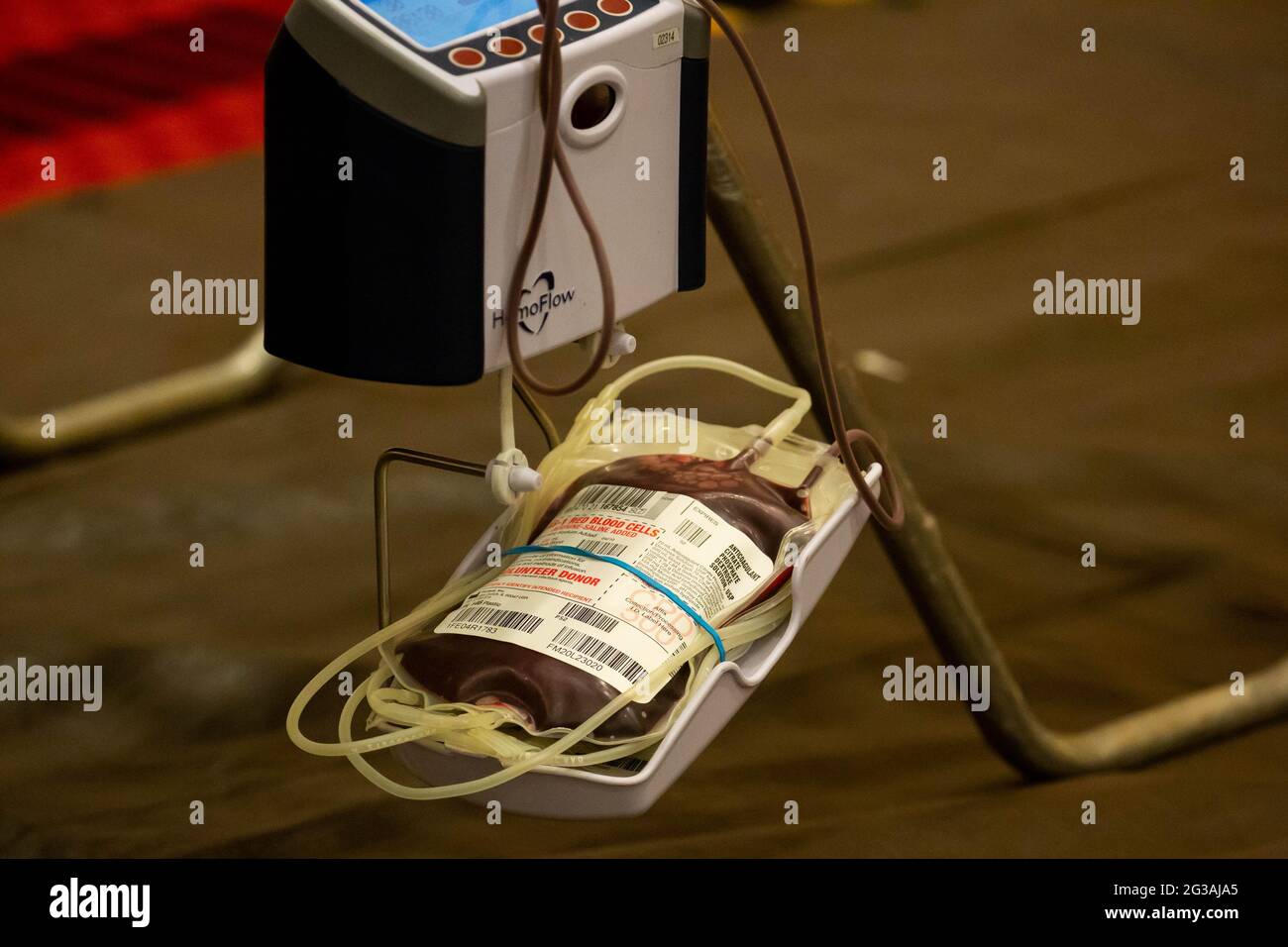 (210615) -- NEW YORK, 15. Juni 2021 (Xinhua) -- Am Weltblutspendetag in Uniondale, New York, USA, wird bei einem Notfall-Blutspendedienst, der vom New York Blood Center und den New York Islanders der National Hockey League (NHL) veranstaltet wird, Blut von einem Spender gesammelt. Der Blutspendetag findet am 14. Juni 2021 statt. Das New Yorker Blutspendezentrum hob den Weltblutspendetag mit drei speziellen Blutspendern auf Long Island hervor, um einen regionalen Notfall bei der Blutversorgung zu unterstützen. (Xinhua/Michael Nagle) Stockfoto