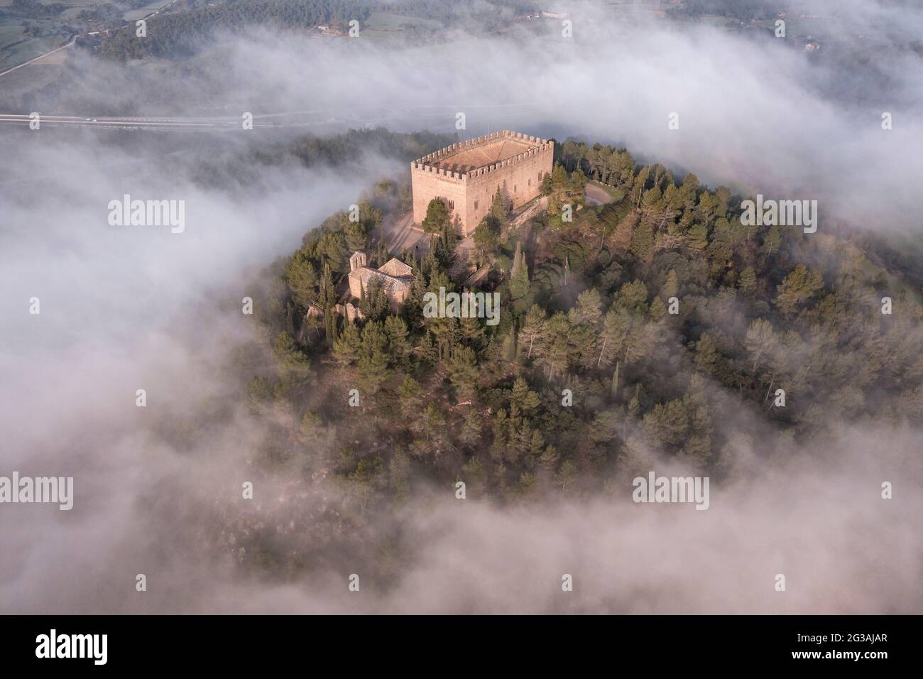 Luftaufnahme der Burg von Balsareny an einem nebligen Morgen (Bages, Barcelona, Katalonien, Spanien) ESP: Vista aérea del castillo de Balsareny una mañana Stockfoto