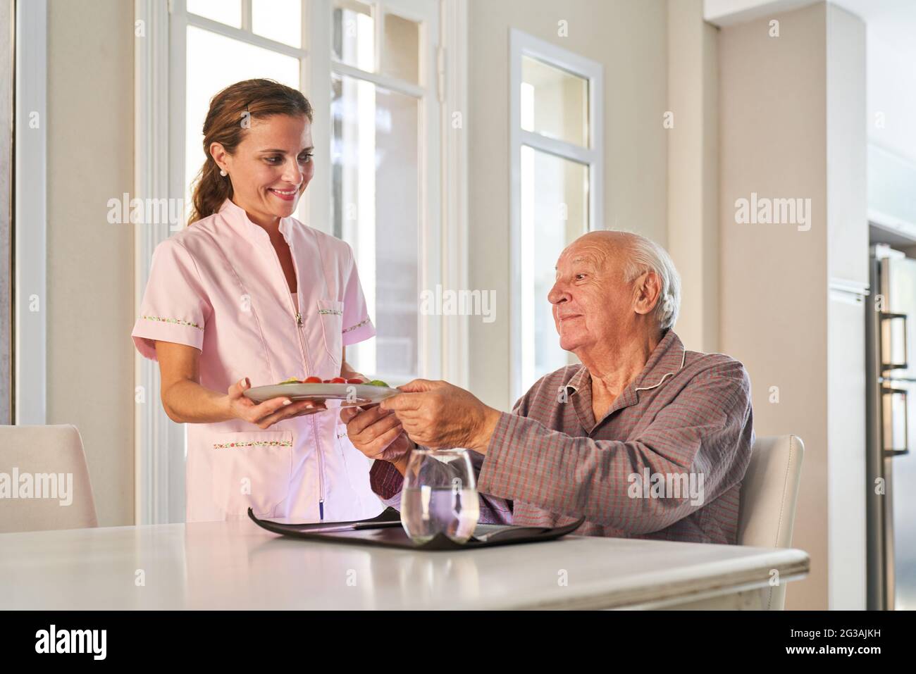 Senioren lassen sich vom Lieferservice Mahlzeiten auf Rädern nach Hause liefern Stockfoto