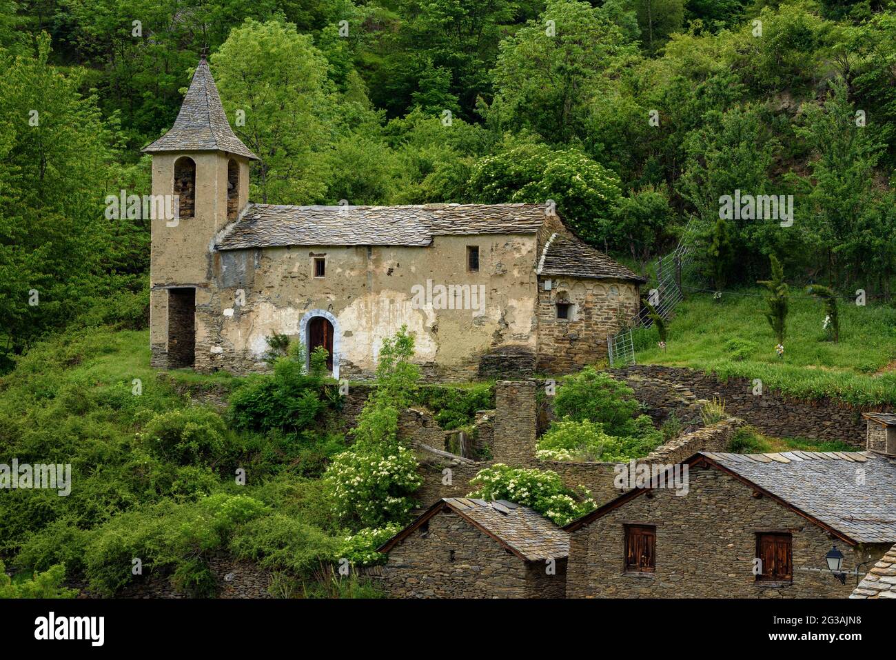 Kirche und Dorf Norís im Tor-Tal im Frühling (Pallars Sobirà, Katalonien, Spanien, Pyrenäen) ESP: Iglesia y Pueblo de Norís en el valle de Tor Stockfoto