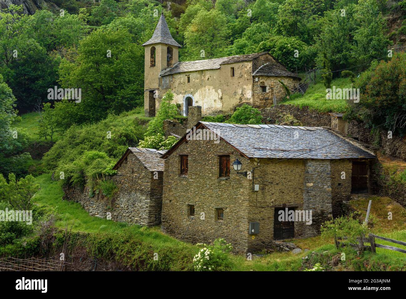Kirche und Dorf Norís im Tor-Tal im Frühling (Pallars Sobirà, Katalonien, Spanien, Pyrenäen) ESP: Iglesia y Pueblo de Norís en el valle de Tor Stockfoto