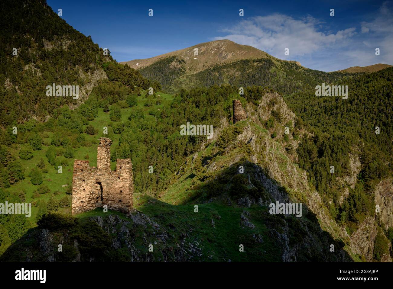 Kreisförmiger Turm von La Força de Tor und die Ruinen von Sant Pere del Roc im Tor-Tal im Frühjahr (Pallars Sobirà, Katalonien, Spanien, Pyrenäen) Stockfoto