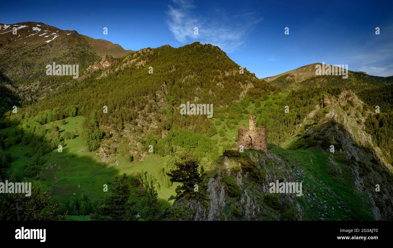 Kreisförmiger Turm von La Força de Tor und die Ruinen von Sant Pere del Roc im Tor-Tal im Frühjahr (Pallars Sobirà, Katalonien, Spanien, Pyrenäen) Stockfoto