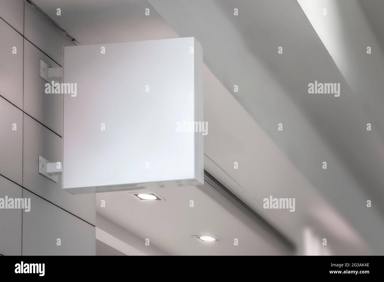 Weiße Schild-Mockup-Vorlage, an der Fassade eines Geschäfts oder einer Bank, eine leere Anzeige für Ihr Layout. Stockfoto