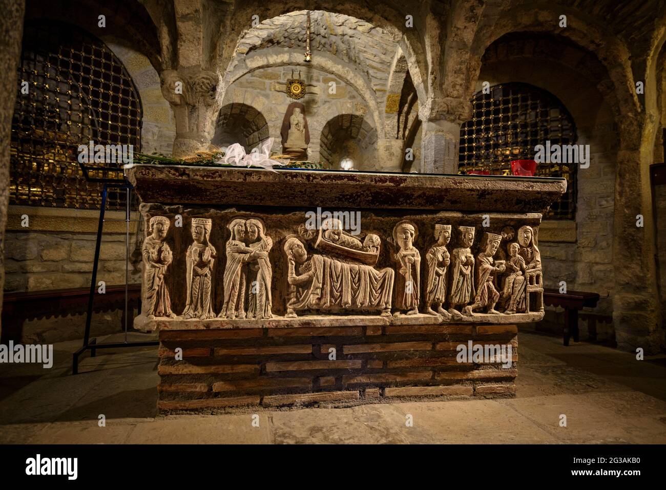 Krypta der Kathedrale von Roda de Isábena mit dem Altar - Sarkophag von San Ramón (Ribagorza, Huesca, Aragon, Spanien, Pyrenäen) Stockfoto