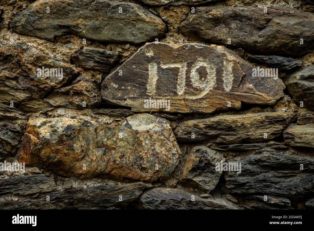 Details der Fassade und einer Tür eines Hauses in Tor (Pallars Sobirà, Katalonien, Spanien, Pyrenäen) ESP: Details de la fachada y de una puerta de Tor Stockfoto