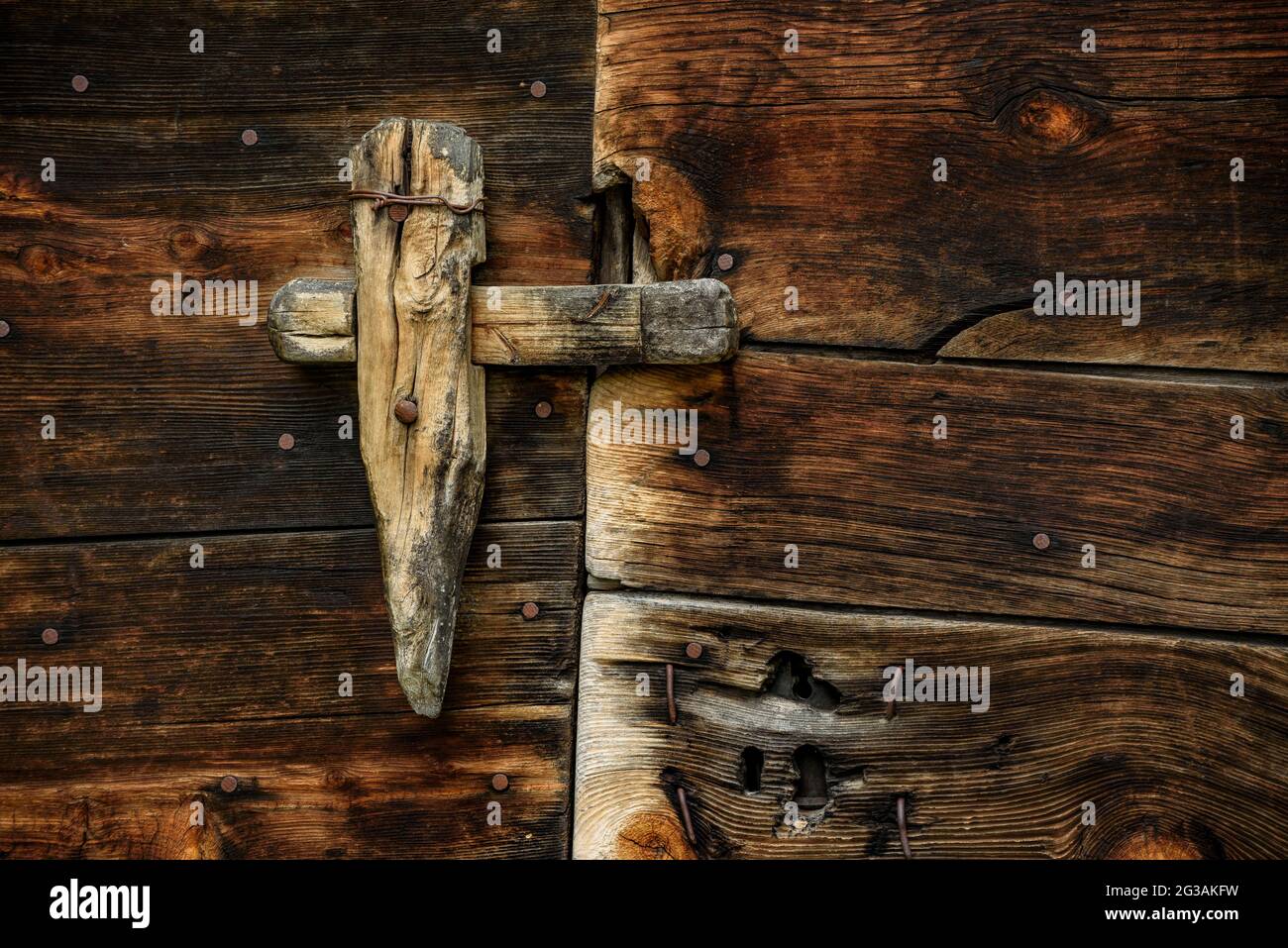 Details der Fassade und einer Tür eines Hauses in Tor (Pallars Sobirà, Katalonien, Spanien, Pyrenäen) ESP: Details de la fachada y de una puerta de Tor Stockfoto