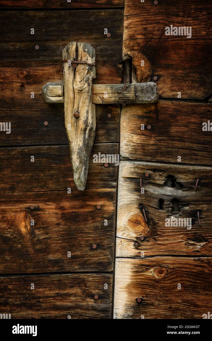 Details der Fassade und einer Tür eines Hauses in Tor (Pallars Sobirà, Katalonien, Spanien, Pyrenäen) ESP: Details de la fachada y de una puerta de Tor Stockfoto