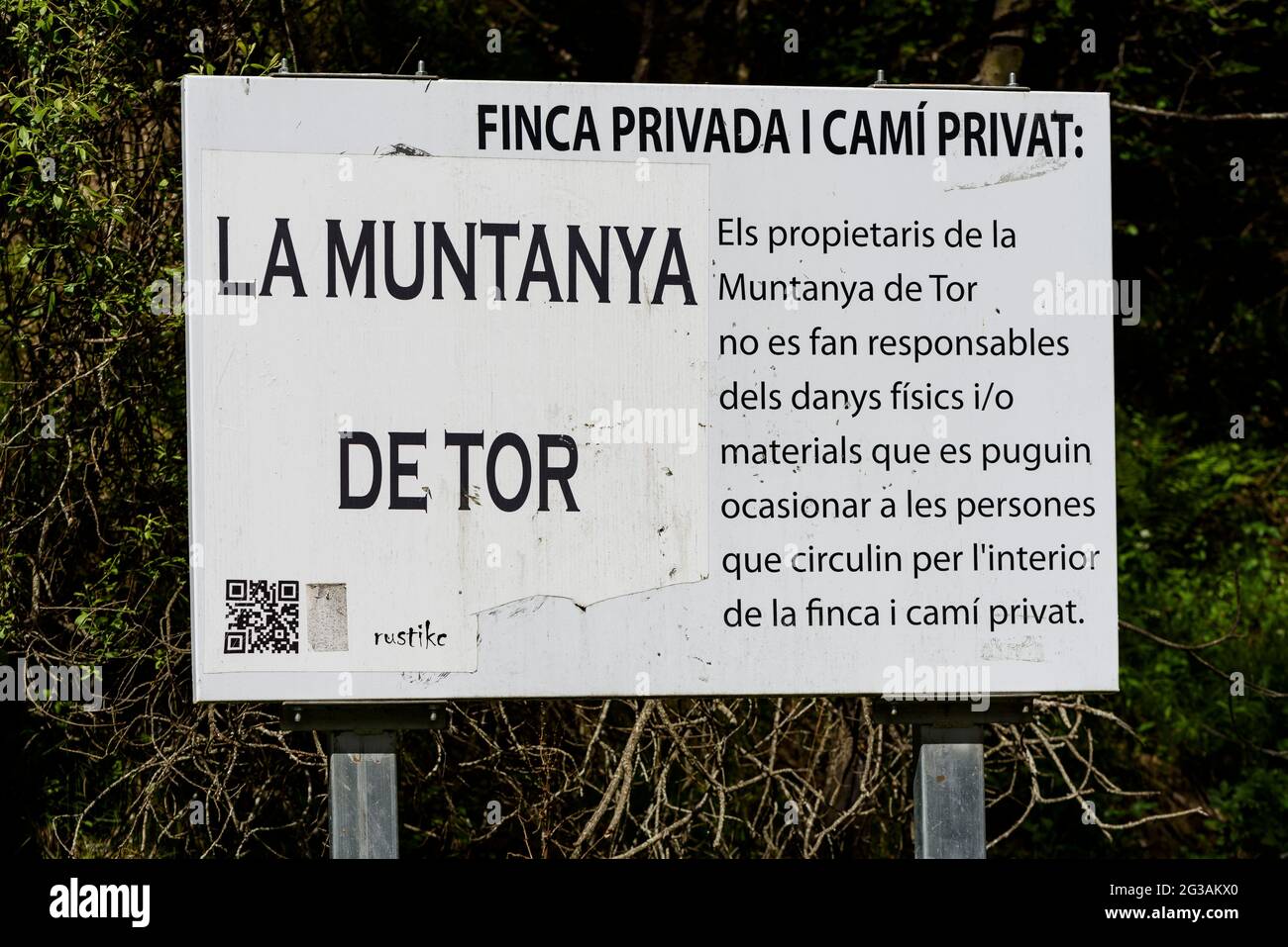 Hinweisschild an der Zufahrt zur Straße, die zum Dorf Tor führt (Pallars Sobirà, Katalonien, Spanien, Pyrenäen) Stockfoto