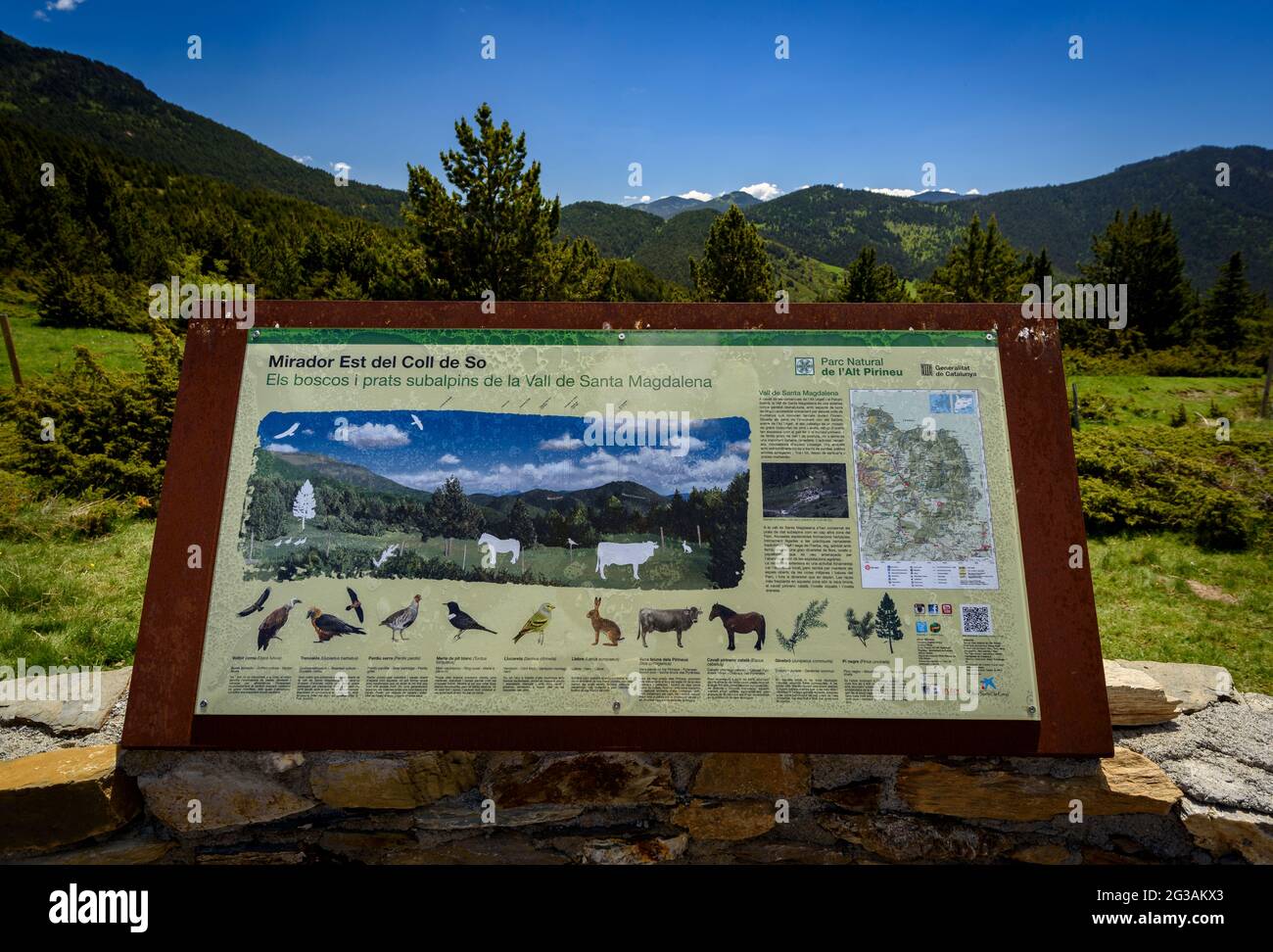 Informationstafel am Aussichtspunkt Coll de so zum Tal Santa Magdalena (Pallars Sobirà, Katalonien, Spanien, Pyrenäen) Stockfoto