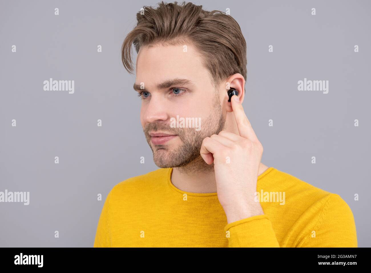 Bluetooth-Headset-Zubehör. Neue bluetooth-Technologie. Mann mit dem Finger auf den kabellosen Ohrstöpsel zeigen Stockfoto