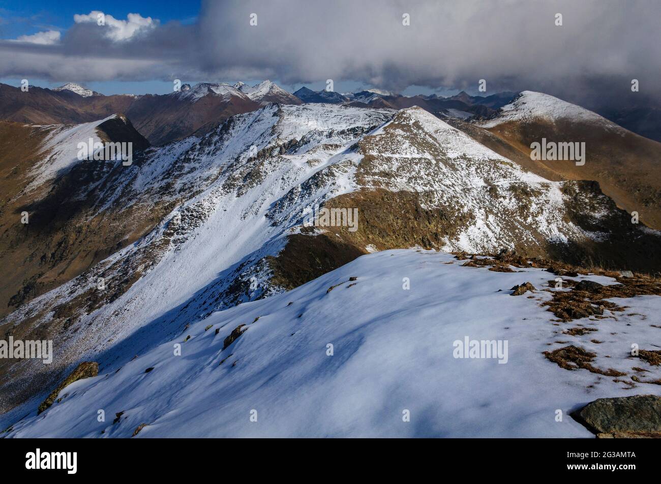 Salòria Gipfel, mit etwas Schnee, Blick nach Norden (Naturpark Alt Pirineu, Katalonien, Spanien) ESP: Cumbre del Salòria, con algo de nieve España, Pirineos Stockfoto