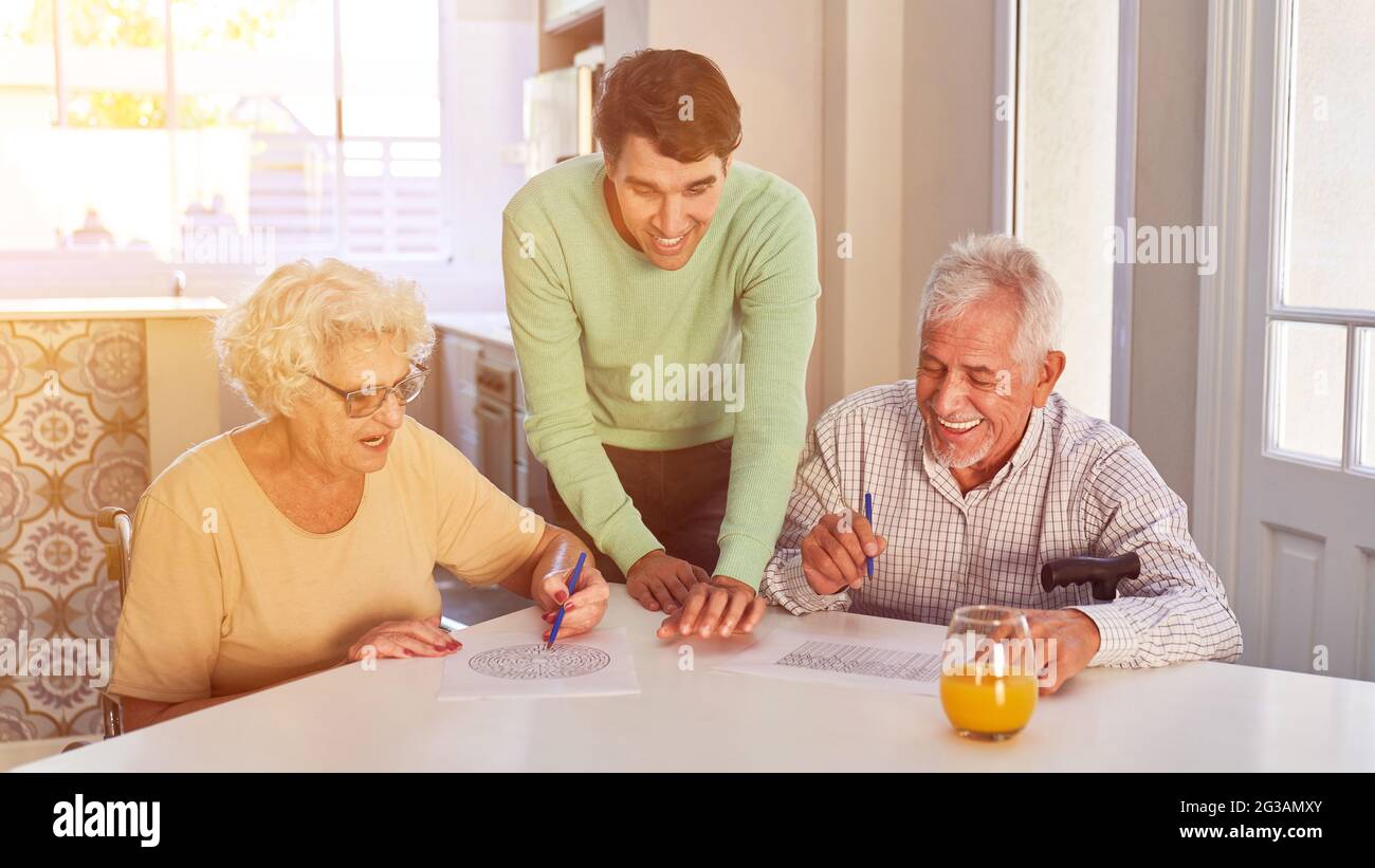 Senioren in der Familie mit Gedächtnistraining mit Puzzles zu Hause Stockfoto