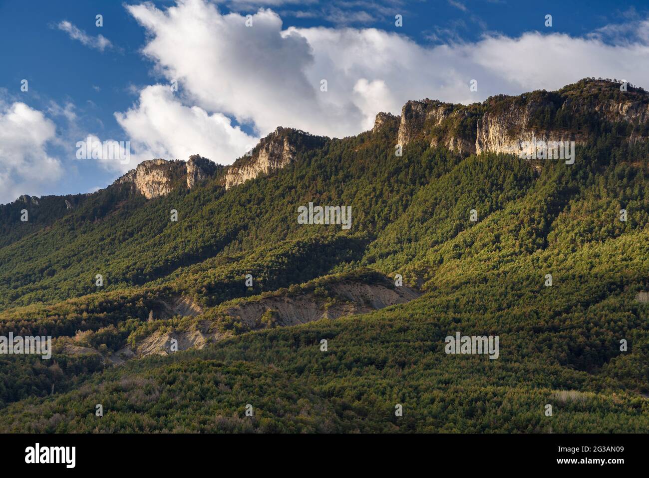 Sierra de Chordal Range vom Dorf Sala aus gesehen (Valle de Lierp, Huesca, Aragon, Spanien, Pyrenäen) ESP: Vistas de la sierra de Chordal, Ribagorza Stockfoto