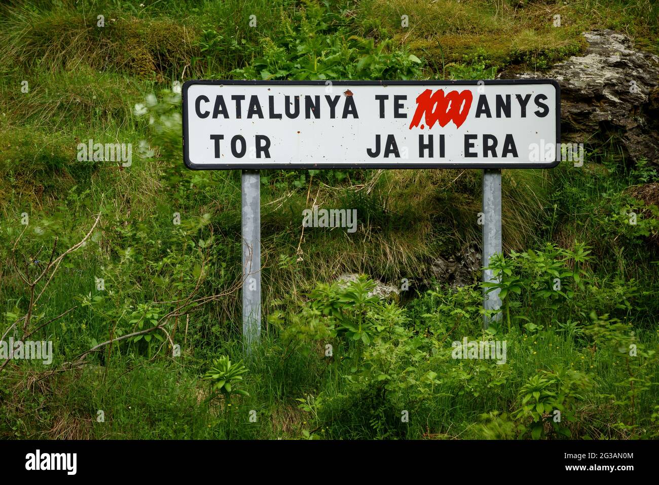 Schild am Eingang des Dorfes Tor (Pallars Sobirà, Katalonien, Spanien, Pyrenäen) ESP: Letrero en la entrada del Pueblo de Tor (Pallars Sobirà) Stockfoto