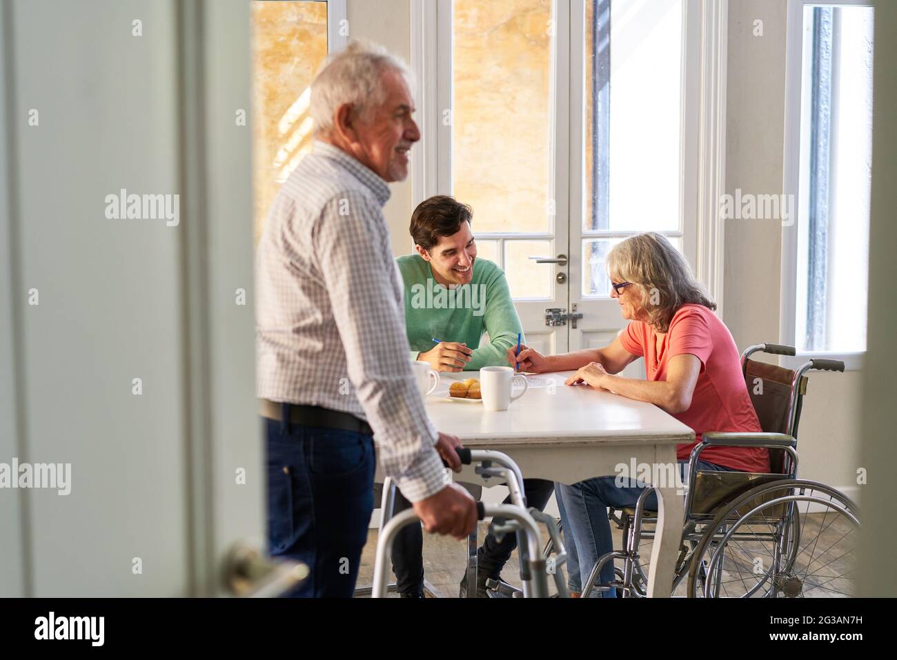 Junge Männer und Senioren mit Behinderungen in Pflegeheimen oder in betreutes Wohnen Stockfoto