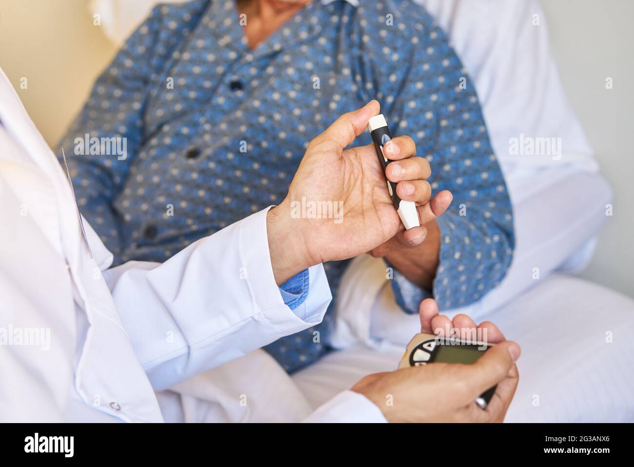 Der Arzt misst den Blutzucker am Finger eines älteren Patienten mit einem Blutzuckermessgerät im Altersheim Stockfoto