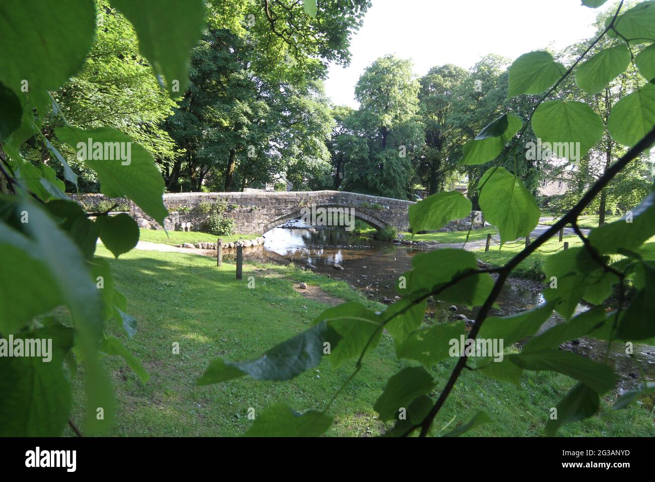 Linton, Yorkshire, England, Großbritannien. Ein typisches kleines Yorshire Village mit Dorfgrün, Packhorse Bridge und furt über den Fluss Stockfoto