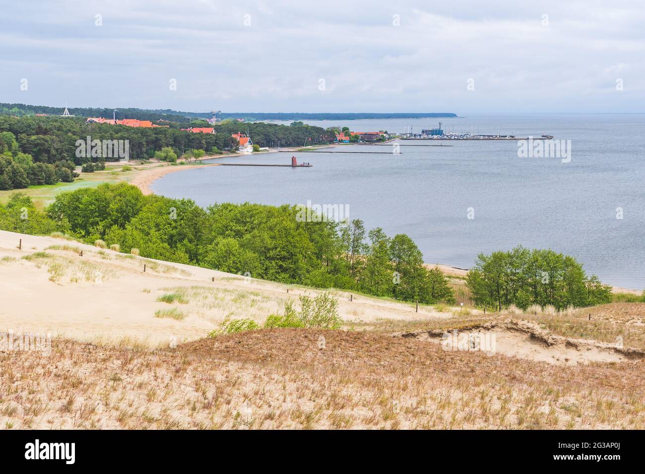 Panoramablick von den Sanddünen in Nida, Klaipeda, Litauen, Europa. Kurische Nehrung und Kurische Lagune, Hafen Nida. Baltic Dunes. UNESCO-Weltkulturerbe Stockfoto