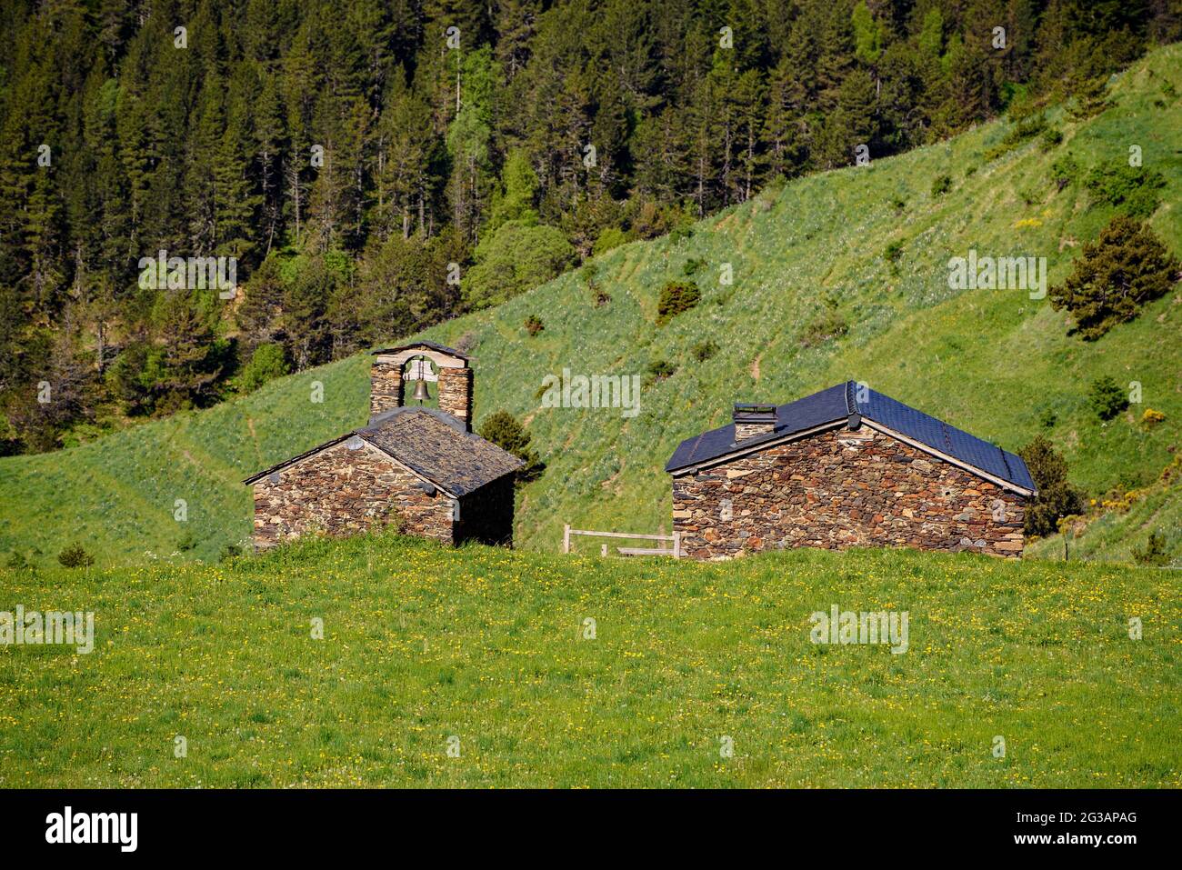 Die Conflent-Hütten mit dem Tal Santa Magdalena im Hintergrund im Frühjahr (Naturpark Alt Pirineu, Katalonien, Spanien, Pyrenäen) Stockfoto
