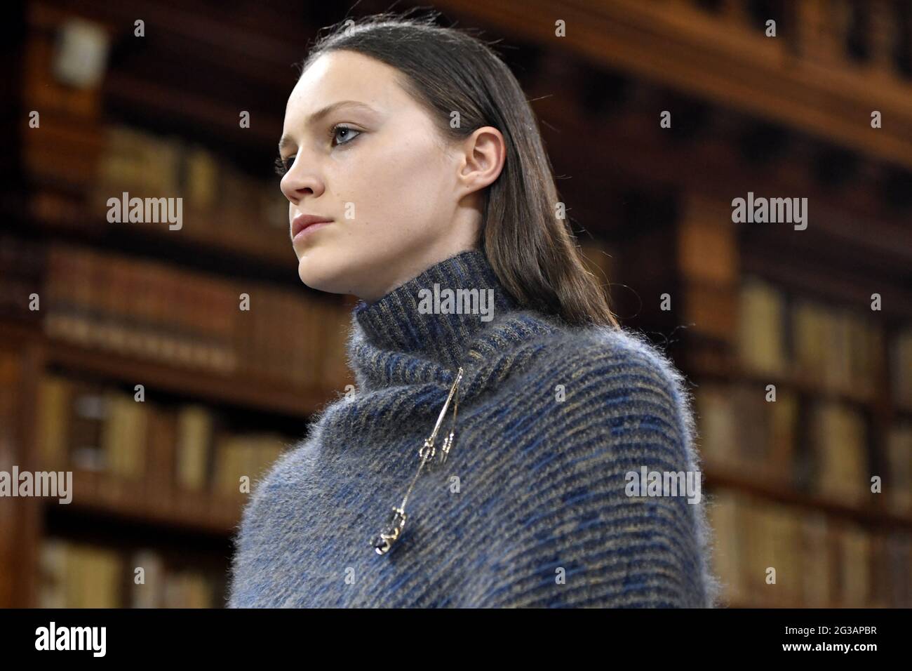 Models Catwalk, während der Herbst/Winter-Modenschau der Giada, in der Braidse-Bibliothek der Brera-Pinacoteca in Mailand. Stockfoto