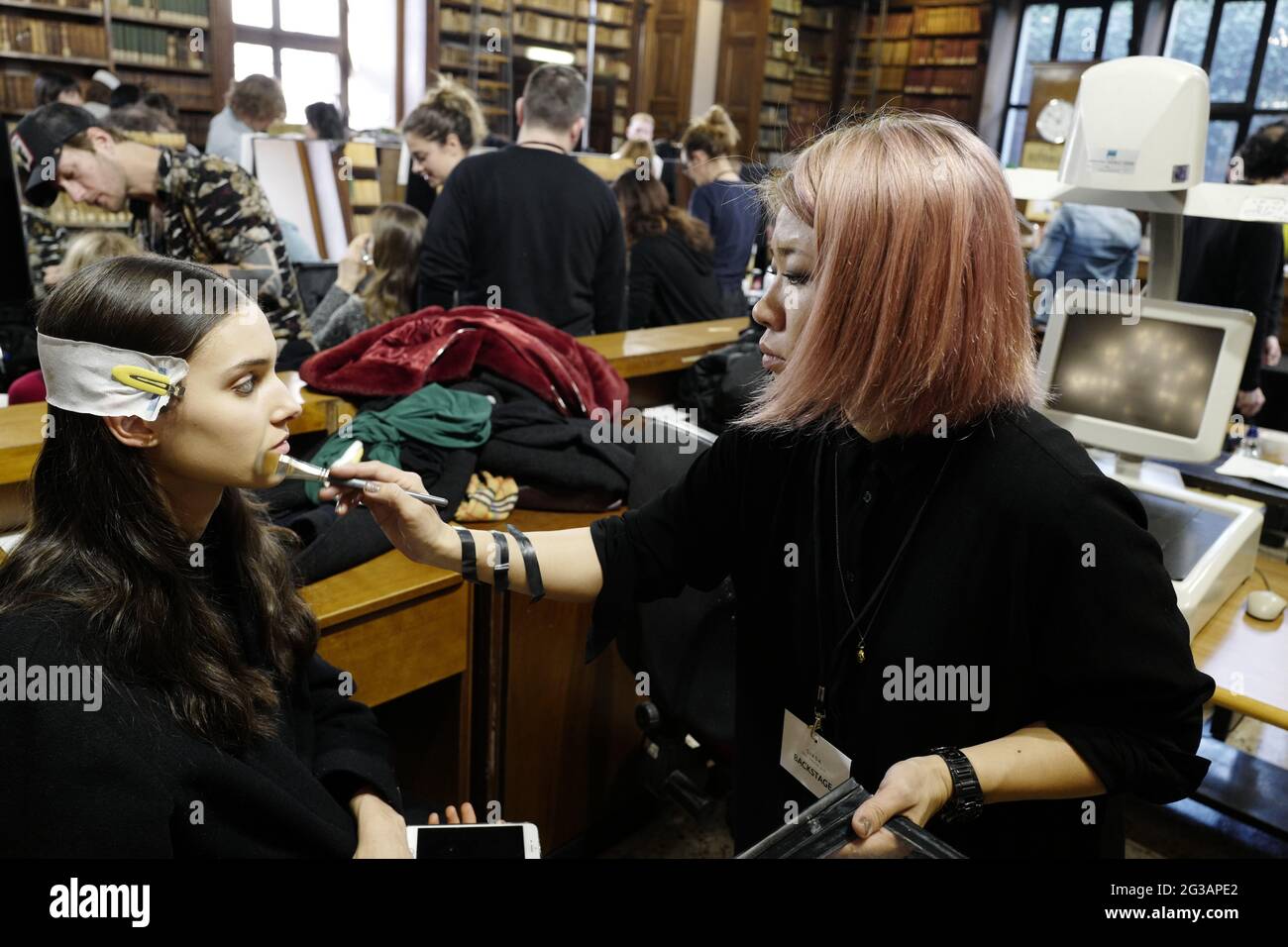 Modelle Backstage Make-up in der Braidse-Bibliothek der Pinacoteca von Brera in Mailand. Stockfoto