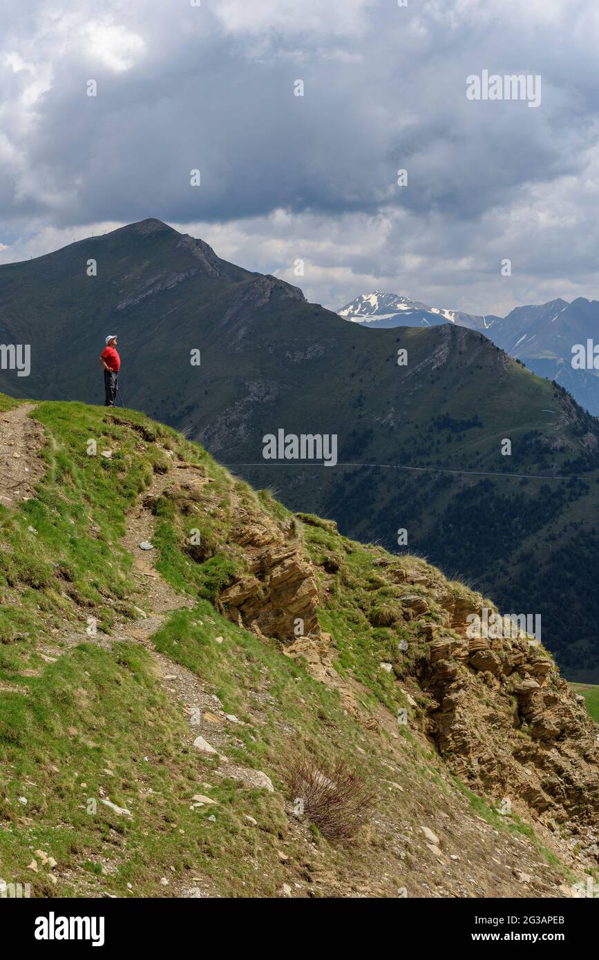 Touristen mit Blick auf die Aussicht vom Pass Port de Cabús (Andorra, Pyrenäen) ESP: Una persona mirando las vistas desde el puerto de Cabús Stockfoto