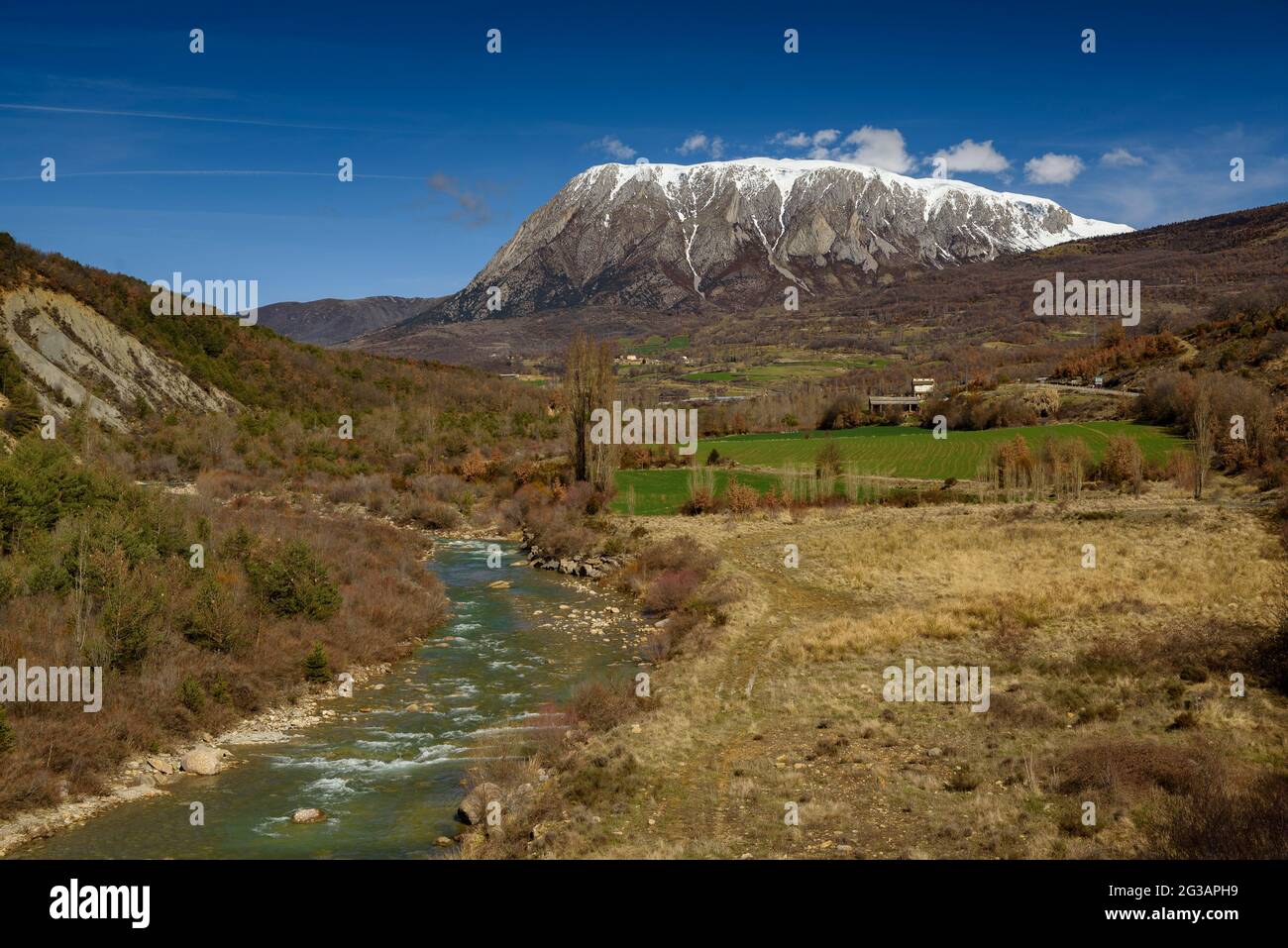 Turbón-Massiv aus der Sicht der Quellen von San Cristóbal (Isábena-Tal, Huesca, Aragon, Spanien, Pyrenäen) ESP: Vistas del macizo del Turbón (Ribagorza) Stockfoto