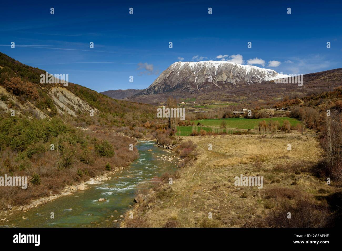 Turbón-Massiv aus der Sicht der Quellen von San Cristóbal (Isábena-Tal, Huesca, Aragon, Spanien, Pyrenäen) ESP: Vistas del macizo del Turbón (Ribagorza) Stockfoto