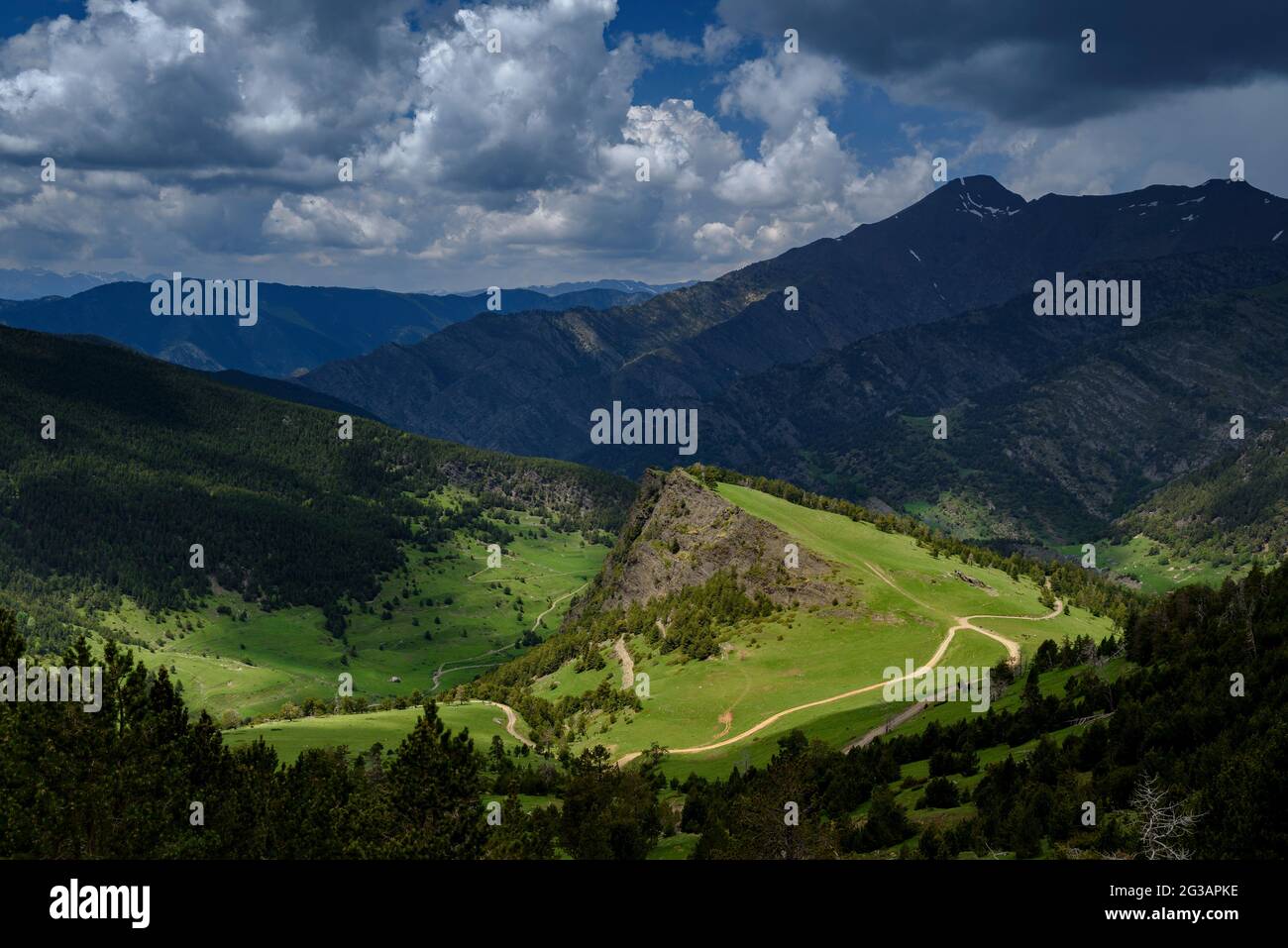 Tal von Tor von der Straße nach Andorra durch den Hafen von Cabús gesehen. Im Vordergrund der Roc de Llumeneres und grüne Wiesen im Frühjahr (Pyrenäen) Stockfoto