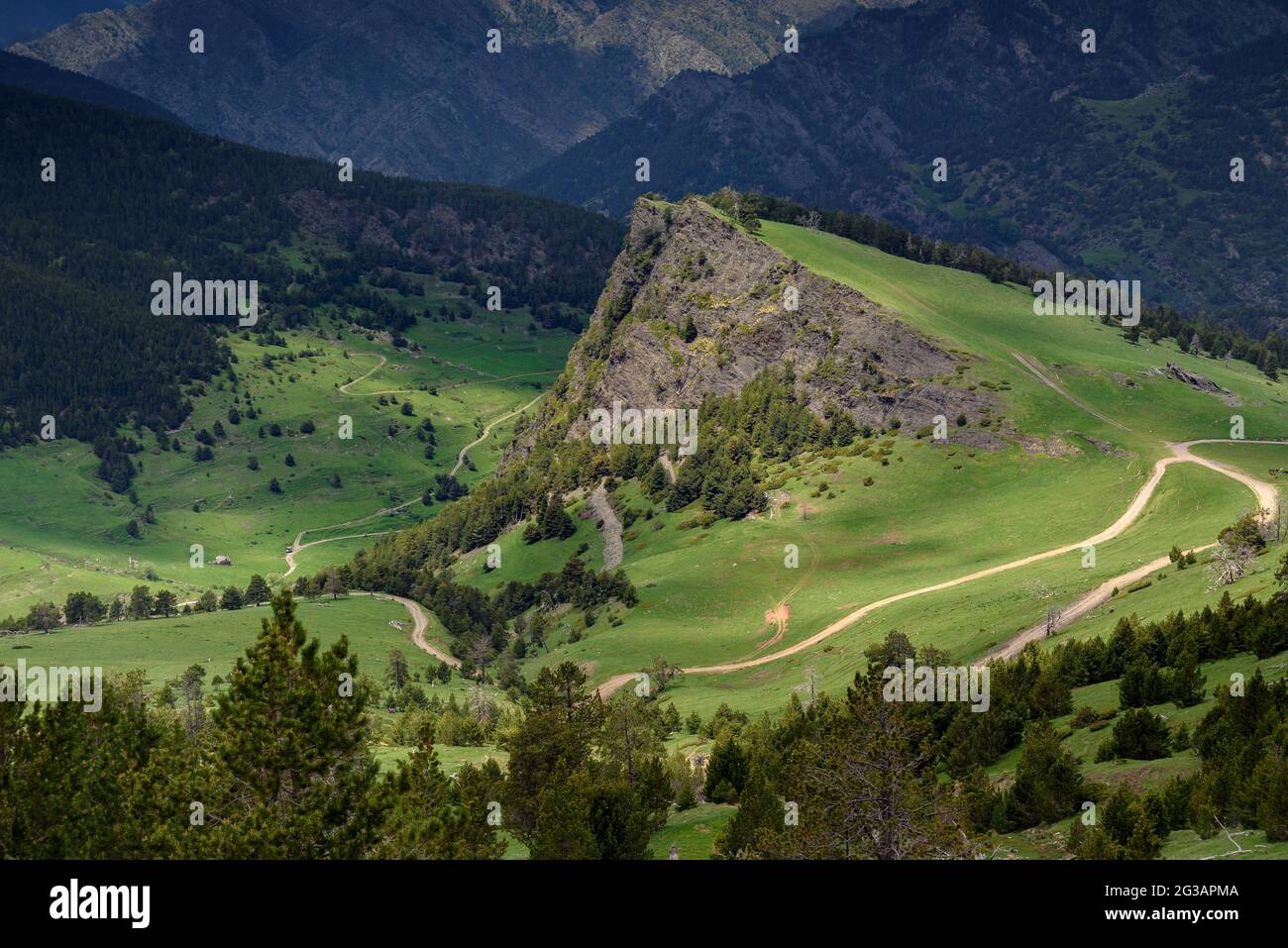 Tal von Tor von der Straße nach Andorra durch den Hafen von Cabús gesehen. Im Vordergrund der Roc de Llumeneres und grüne Wiesen im Frühjahr (Pyrenäen) Stockfoto