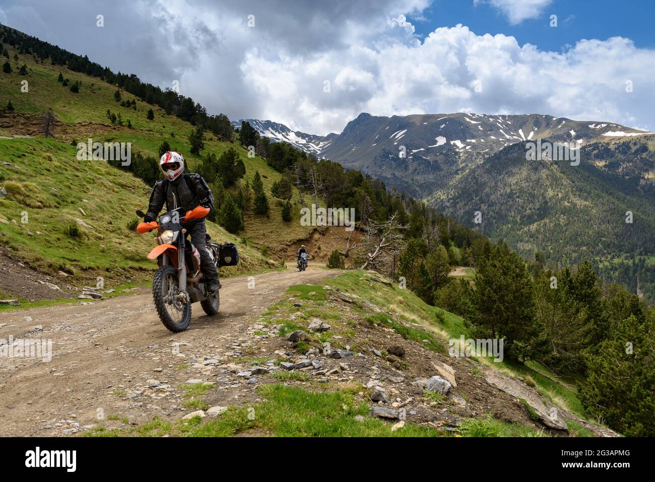 Tal von Tor von der Straße nach Andorra durch den Hafen von Cabús gesehen. Im Vordergrund der Roc de Llumeneres und grüne Wiesen im Frühjahr (Pyrenäen) Stockfoto
