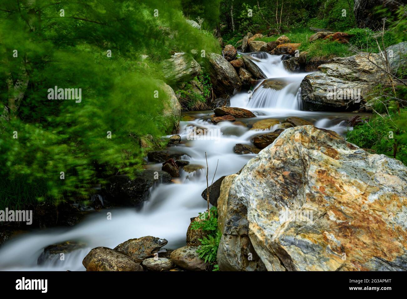 Der Vallpeguera-Fluss, der im Frühjahr durch das Dorf Tor führt (Pallars Sobirà, Katalonien, Spanien, Pyrenäen), vor allem: El Barranco de Vallpeguera (Pirineos) Stockfoto