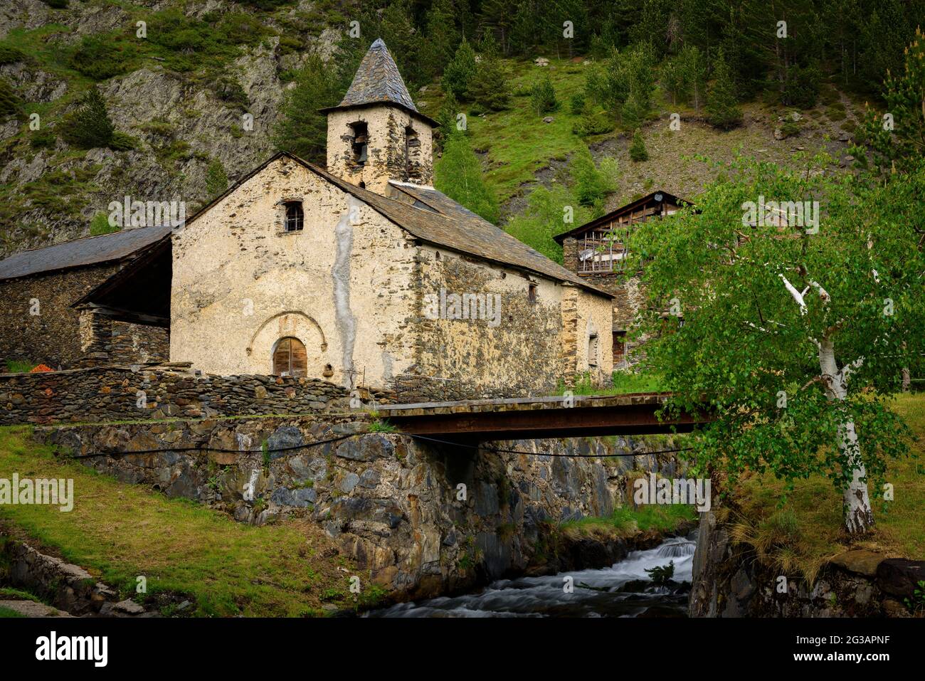 Blick auf das Dorf Tor mit der Kirche Sant Pere im Vordergrund (Pallars Sobirà, Katalonien, Spanien, Pyrenäen) ESP: Vista del Pueblo de Tor Stockfoto
