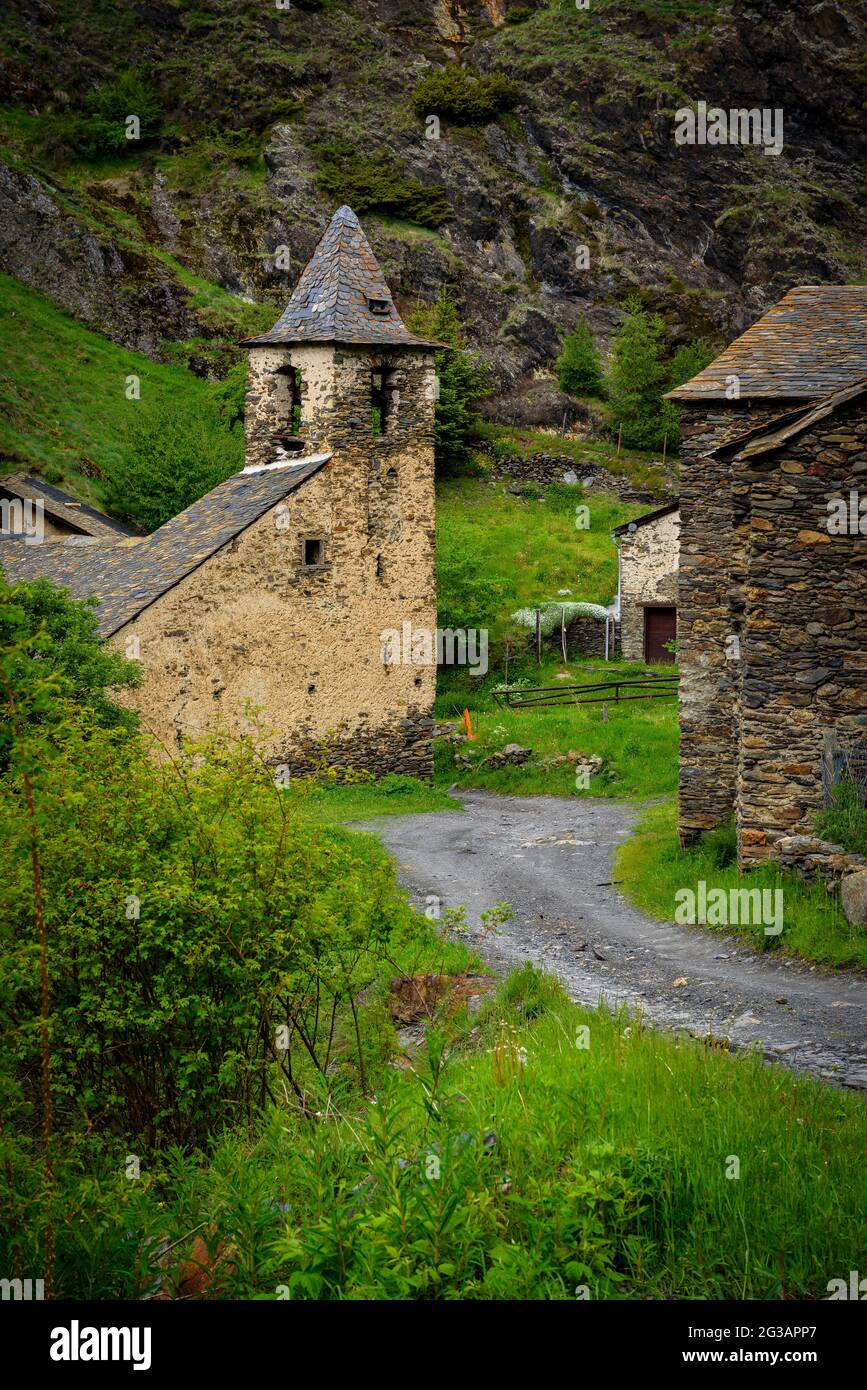 Blick auf das Dorf Tor mit der Kirche Sant Pere im Vordergrund (Pallars Sobirà, Katalonien, Spanien, Pyrenäen) ESP: Vista del Pueblo de Tor Stockfoto